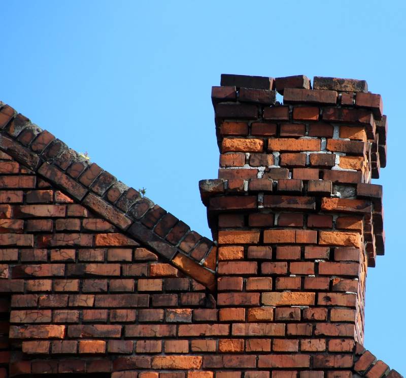 Signs Your Davie Home Needs a Chimney Inspection Damaged chimney on an Davie home showing cracks and missing mortar